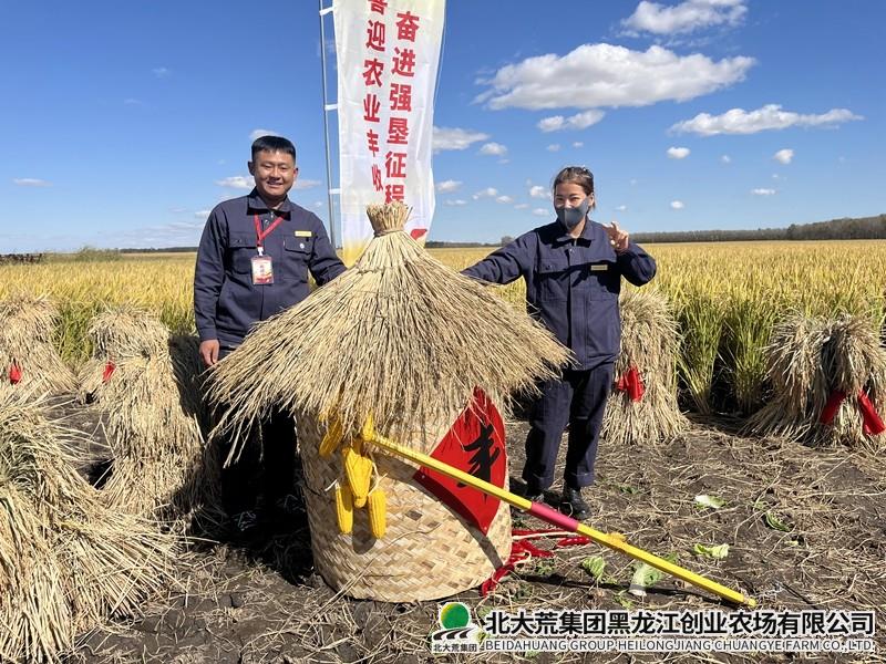 同舟共济绘丰收荣获冠军（张超尚晓）２.jpg